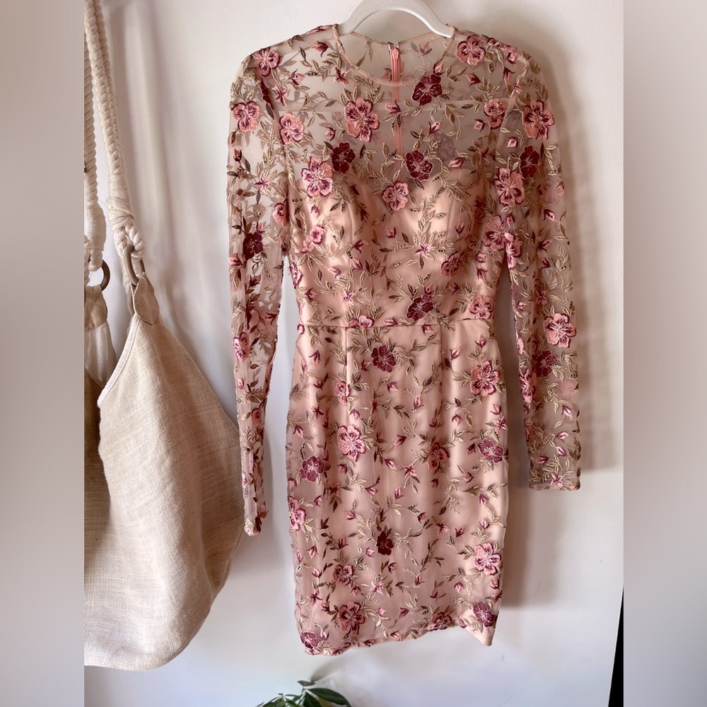 Sexy floral lace dress in great condition perfect for wedding spring summer